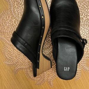 New in box, never worn, Gap clogs 8